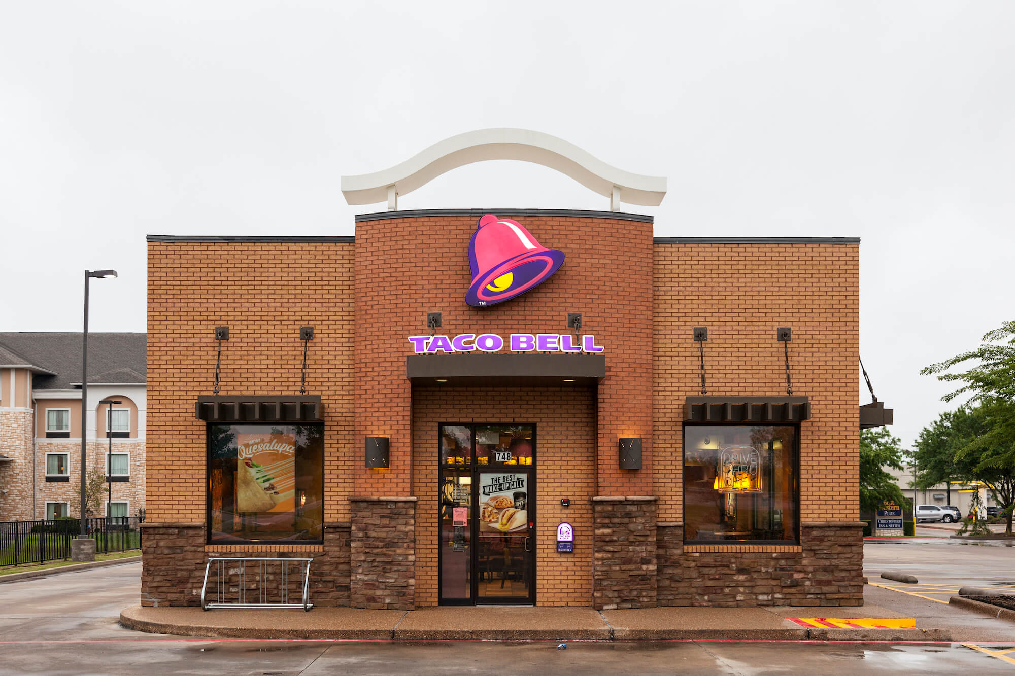 An exterior shot of a Taco Bell store. December 2020